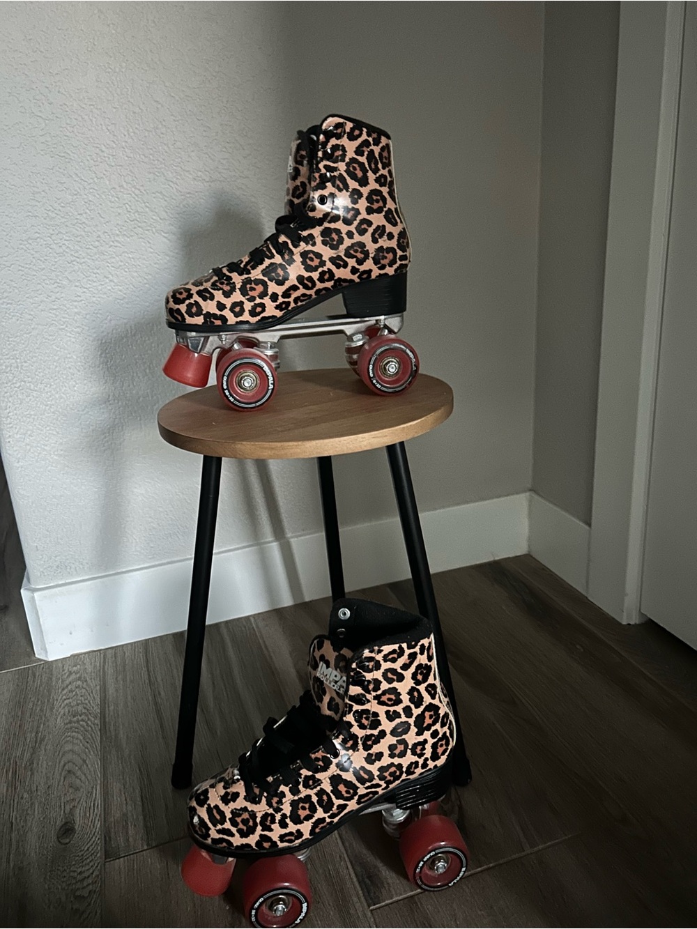 Leopard Print Women's Roller Skates - Pink/Black